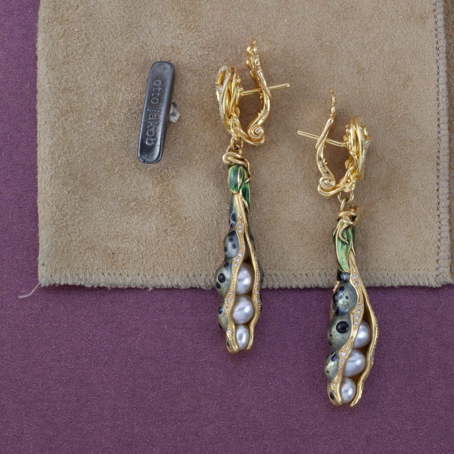Otto Jakob Schoten oorbellen met parels, diamant en emaille, 2005