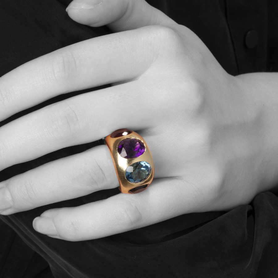 geelgouden massieve ring bezet met kleurstenen amethist topaas ioliet granaatNatan Italië