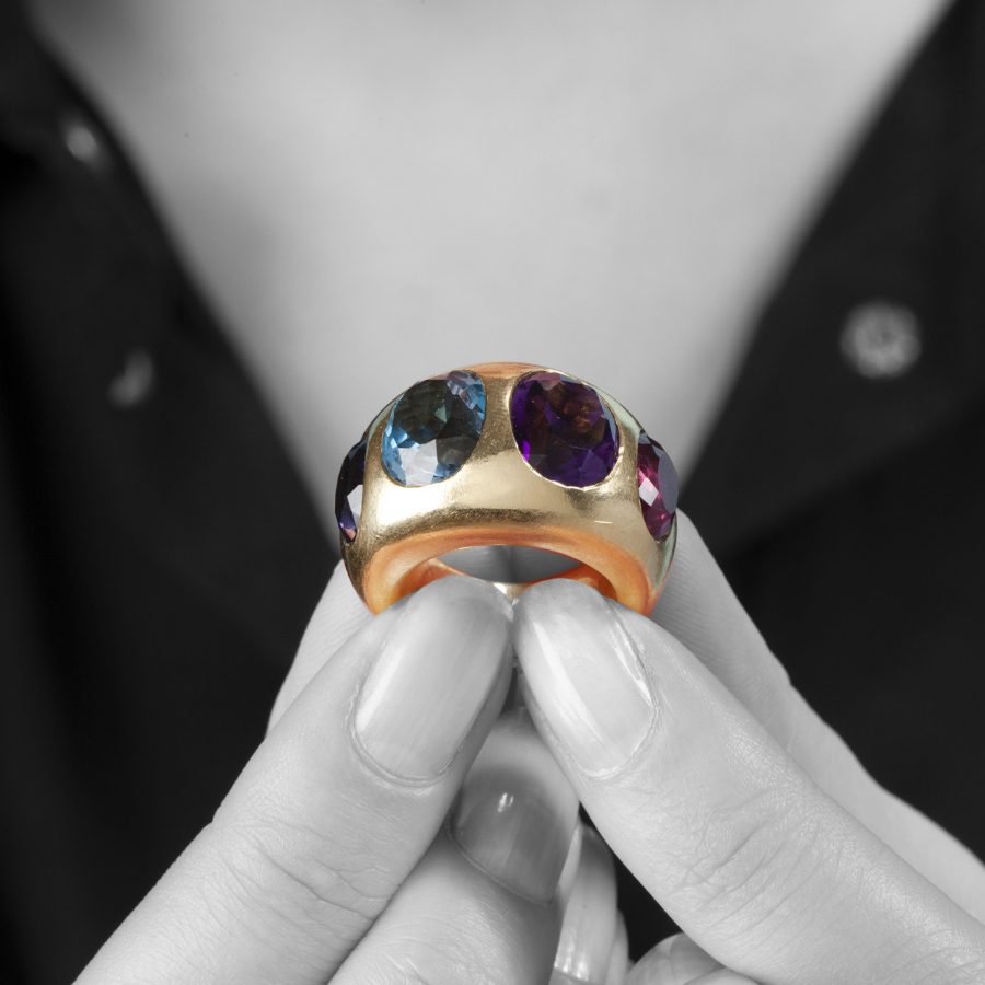 geelgouden massieve ring bezet met kleurstenen amethist topaas ioliet granaatNatan Italië