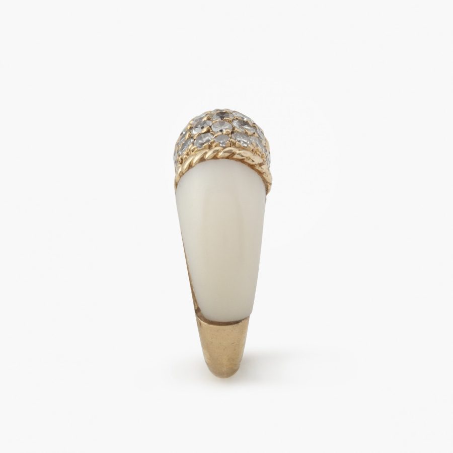 Geelgouden ring Philippine wit koraal diamant Van Cleef & Arpels, Parijs, 1960s