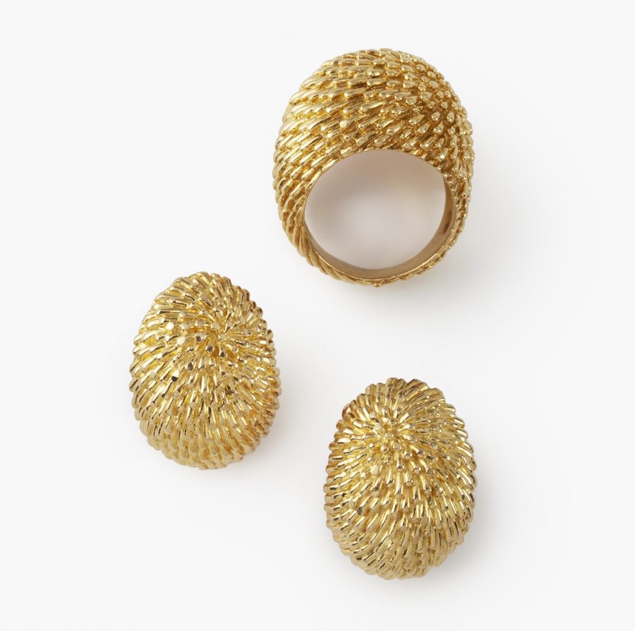 Ring Van Cleef & Arpels Parijs geelgouden bolle ring met bijpassende oorclips