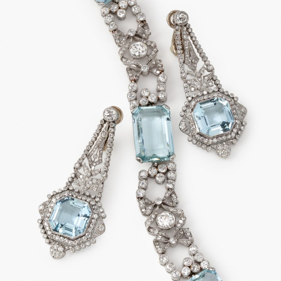 belle epoque platina oorbellen en armband bezet met aquamarijn en diamant ca 1910