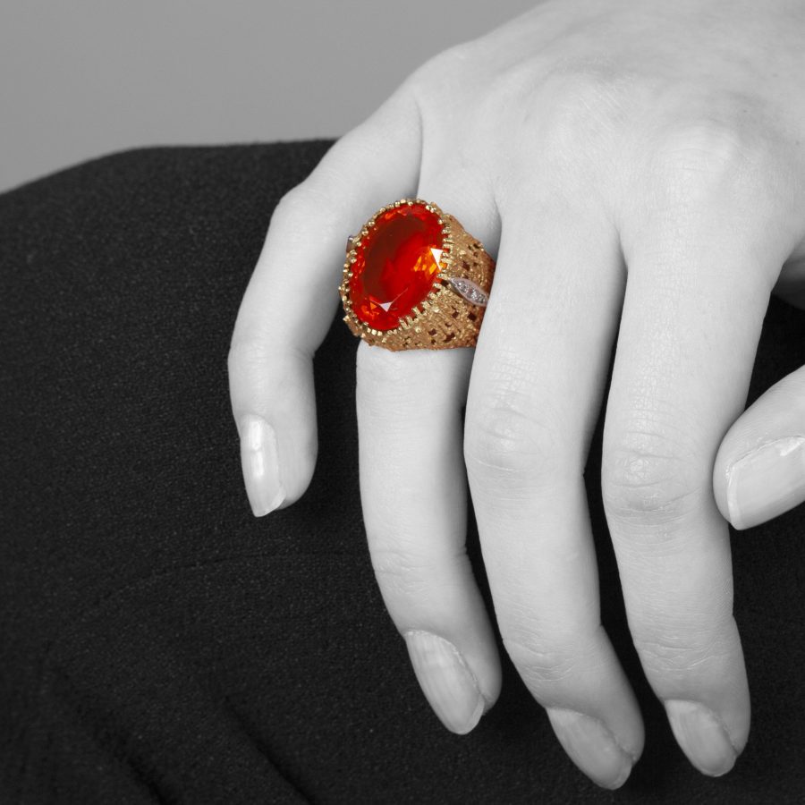 Geelgouden ring bezet met een oranje vuuropaal, gesigneerd Grima, Londen, 1976