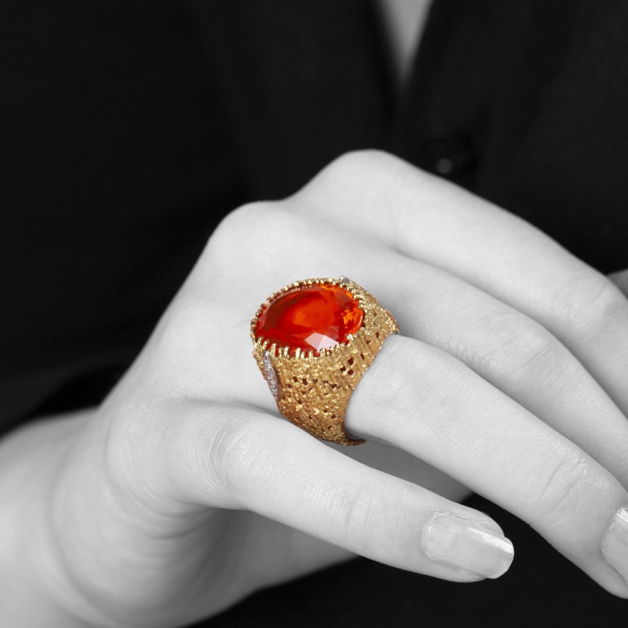 Geelgouden ring bezet met een oranje vuuropaal, gesigneerd Grima, Londen, 1976