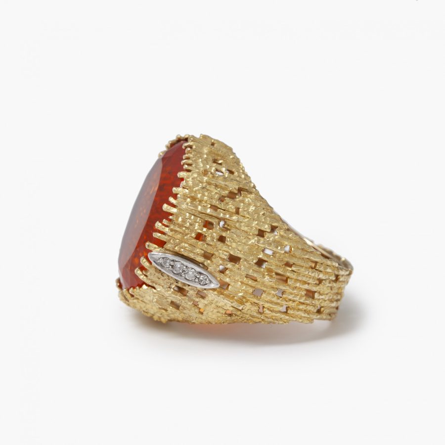 Geelgouden ring bezet met een oranje vuuropaal, gesigneerd Grima, Londen, 1976