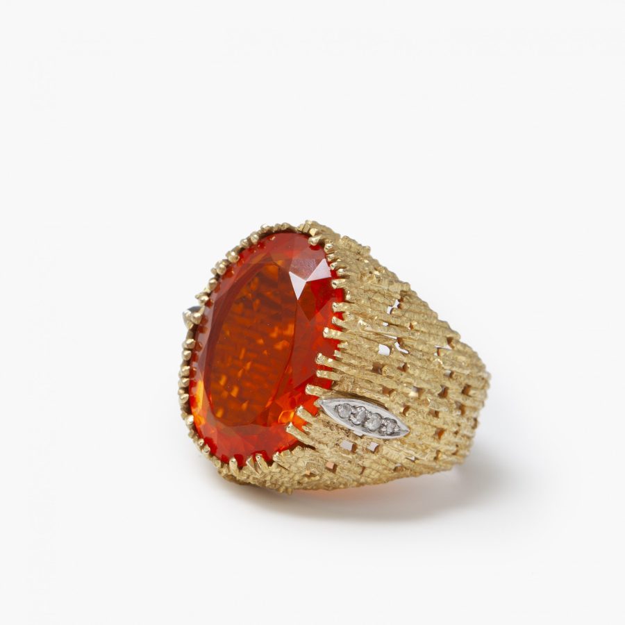 Geelgouden ring bezet met een oranje vuuropaal, gesigneerd Grima, Londen, 1976