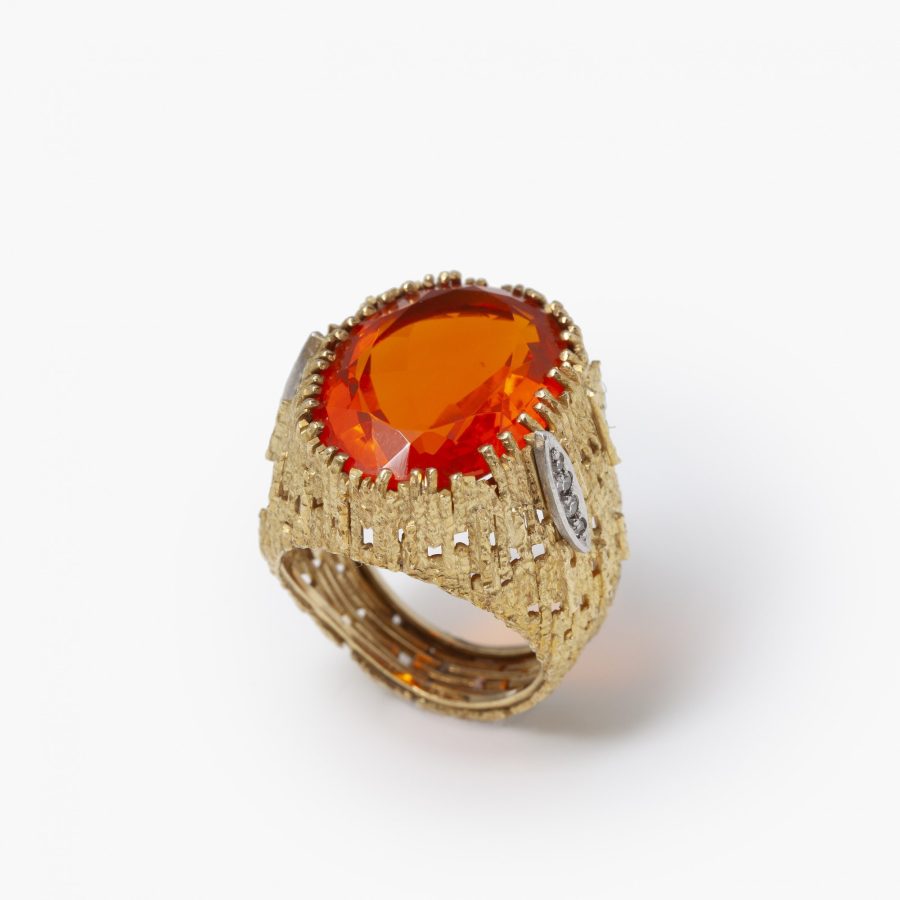 Geelgouden ring bezet met een oranje vuuropaal, gesigneerd Grima, Londen, 1976