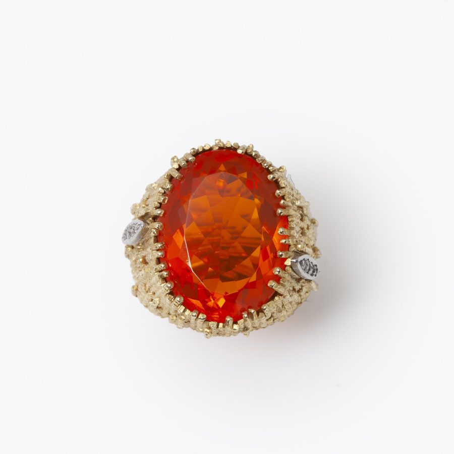 Geelgouden ring bezet met een oranje vuuropaal, gesigneerd Grima, Londen, 1976