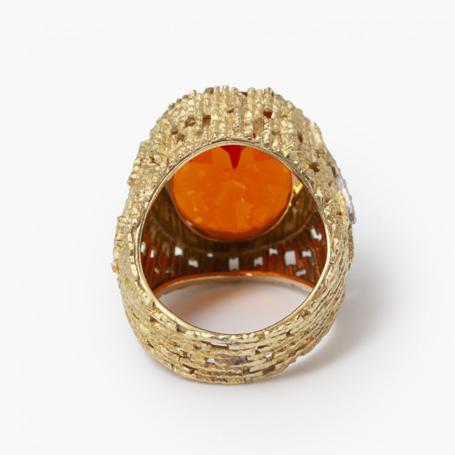 Geelgouden ring bezet met een oranje vuuropaal, gesigneerd Grima, Londen, 1976