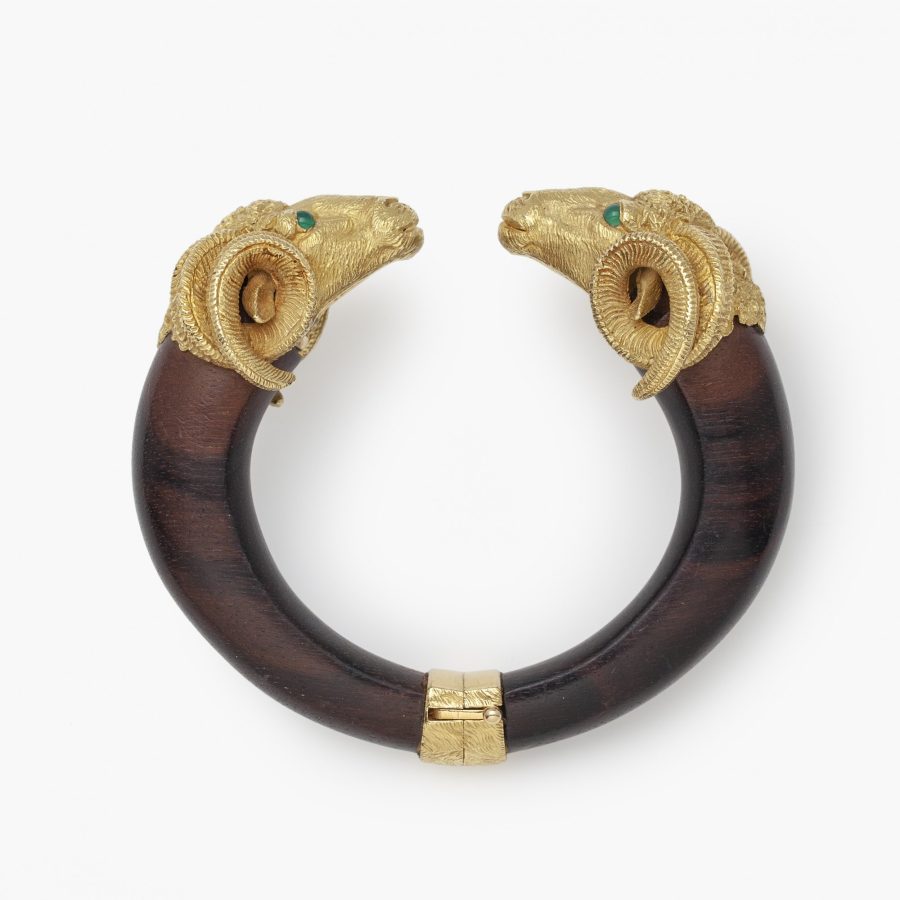 Gay Frères houten armband met geelgouden ramskoppen circa 1970