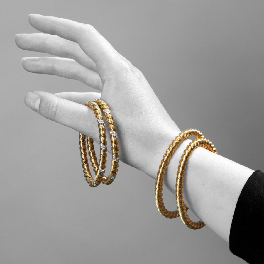 Van Cleef & Arpels twee gedraaide stijve armbanden en twee bezet met diamant, door Georges Lenfant, Parijs, 1976.