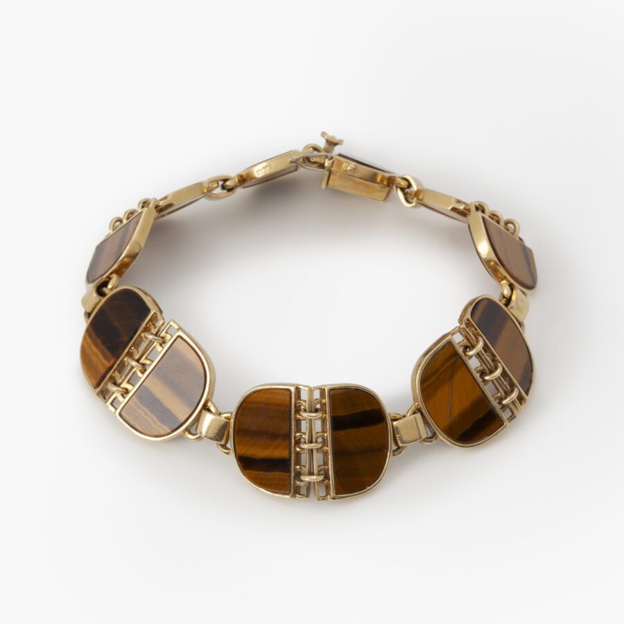 Achttien karaat geelgouden armband bezet met tijgeroog, gesigneerd Gucci, ca 1970