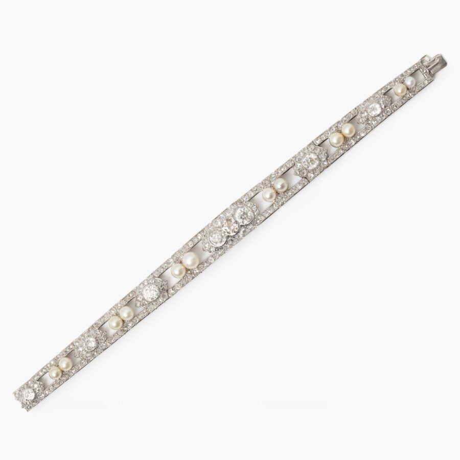 Platina Art Deco armband bezet met parel en diamant, gesigneerd Cartier, Parijs, ca 1920