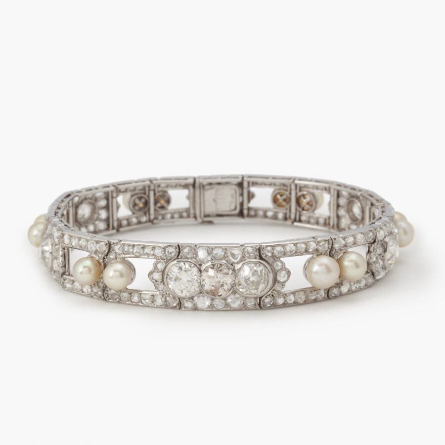 Platina Art Deco armband bezet met parel en diamant, gesigneerd Cartier, Parijs, ca 1920