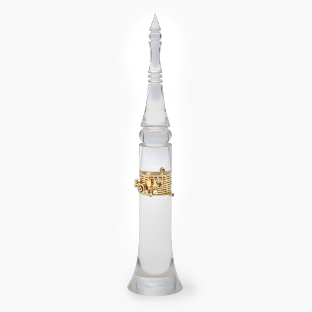 Set van 10 achttien karaat geelgouden ringen op een perspex toren, gesigneerd Wendy Ramshaw, Londen, 1996