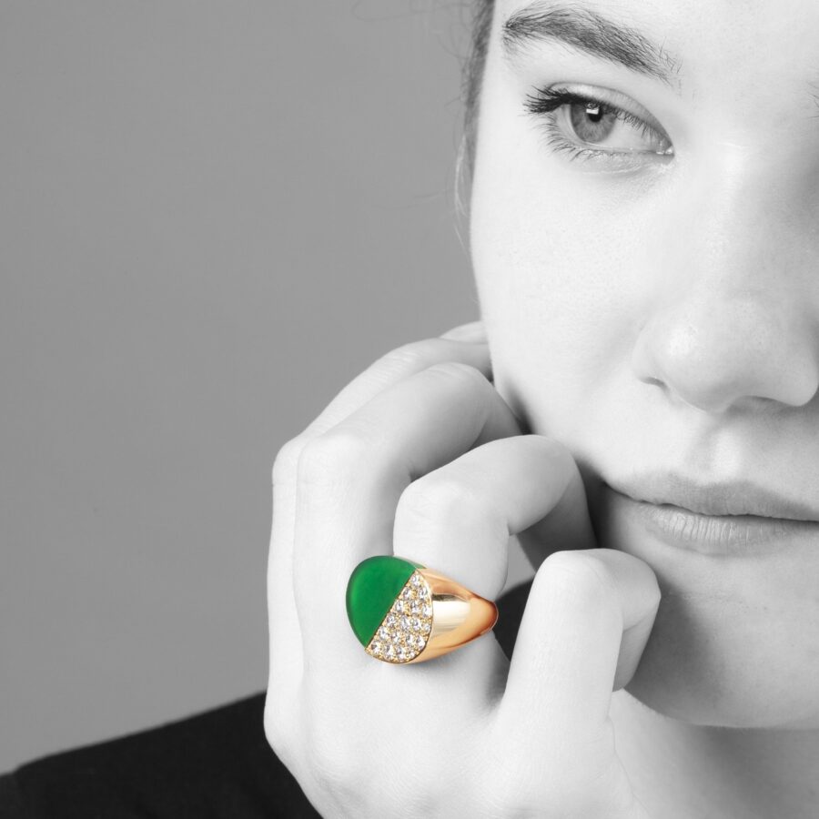 Achttien karaat geelgouden ring bezet met groene agaat en diamant, gesigneerd Cartier, Parijs, circa 1980