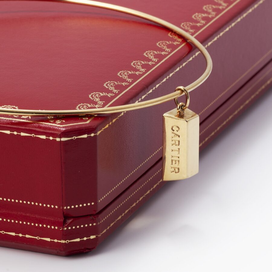 Geelgouden spang met hanger goudstaafje gesigneerd Cartier