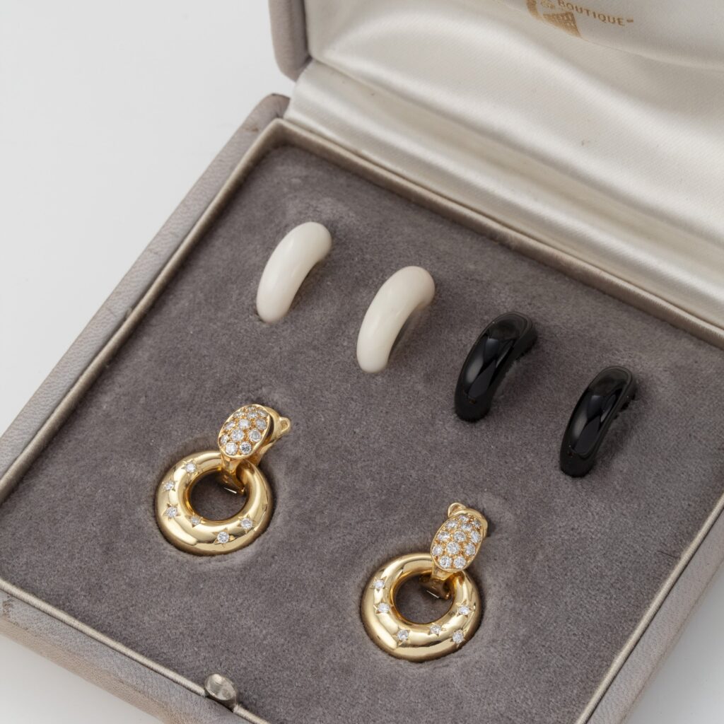 Geelgouden oorclips met drie paar verwisselbare ringen in origineel etui door Van Cleef & Arpels, Parijs