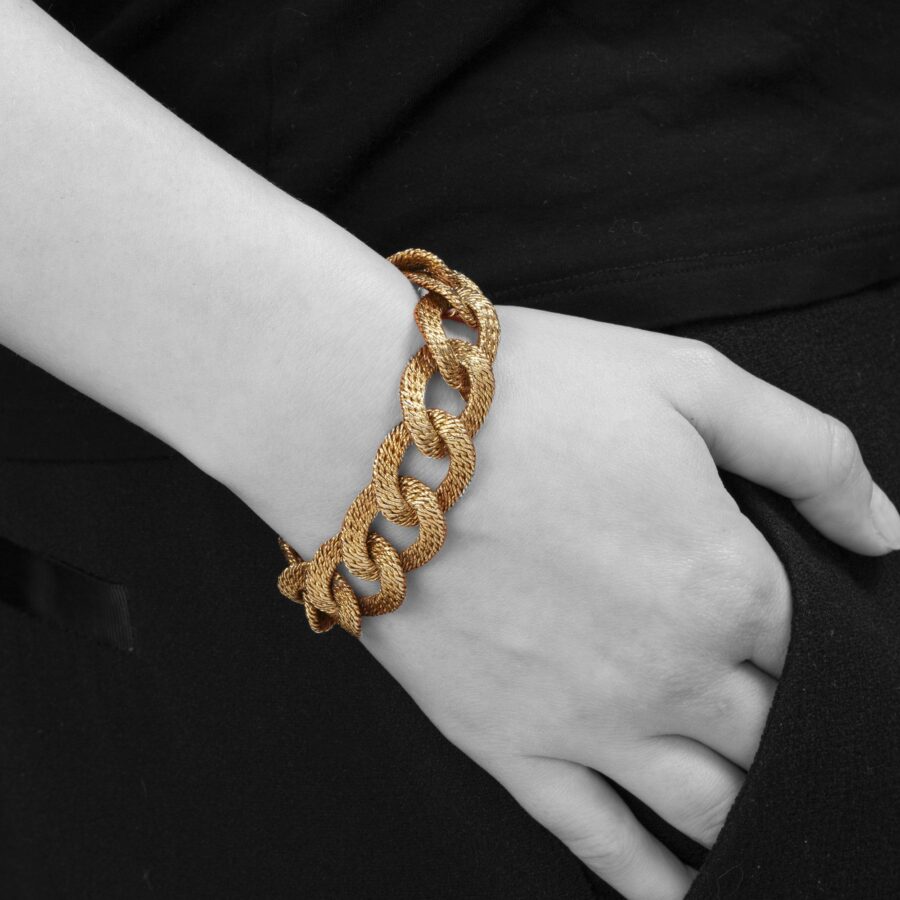 Een 18 karaat geelgouden armband, vervaardigd uit geweven gouddraad. Gesigneerd Van Cleef & Arpels, door Georges Lenfant in Parijs, omstreeks 1970.