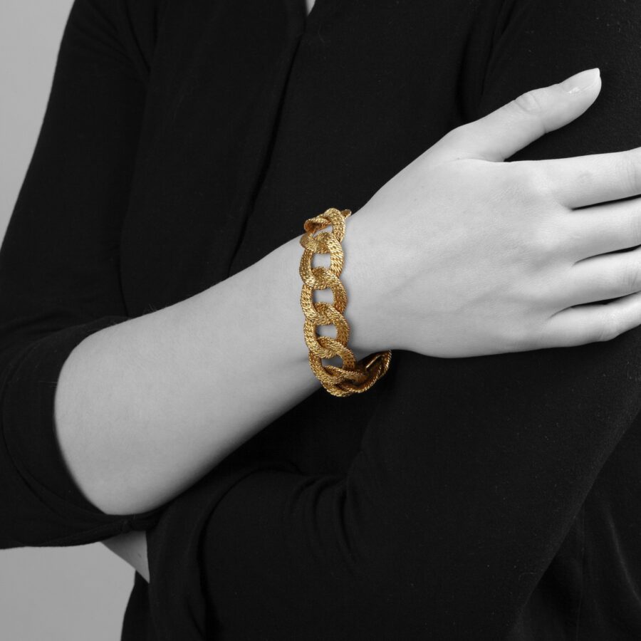 Een 18 karaat geelgouden armband, vervaardigd uit geweven gouddraad. Gesigneerd Van Cleef & Arpels, door Georges Lenfant in Parijs, omstreeks 1970.