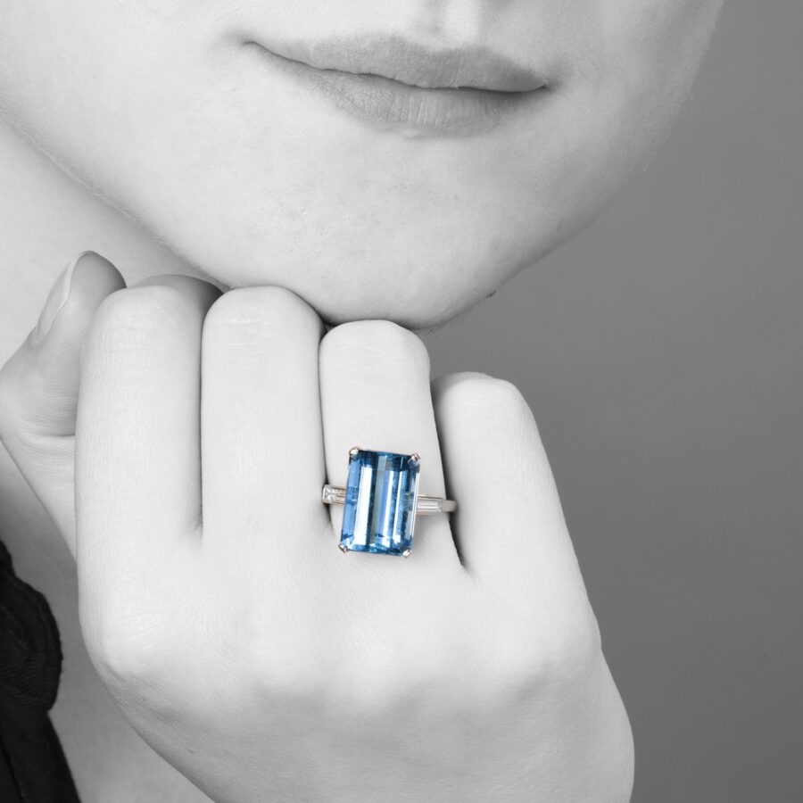 Platina ring bezet met een aquamarijn en diamant, gesigneerd Cartier