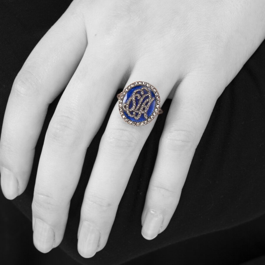 Antieke ring roosdiamant en blauw emaille monogram circa 1880