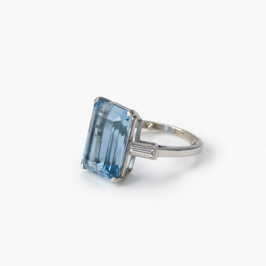 Platina ring bezet met een aquamarijn en diamant, gesigneerd Cartier