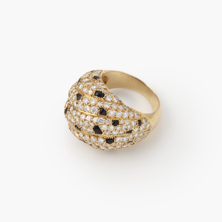 Een achttien karaat geelgouden ring, pavé bezet met briljant geslepen diamanten en onyx. Gesigneerd Cartier Paris, vervaardigd omstreeks 1995 en genummerd.