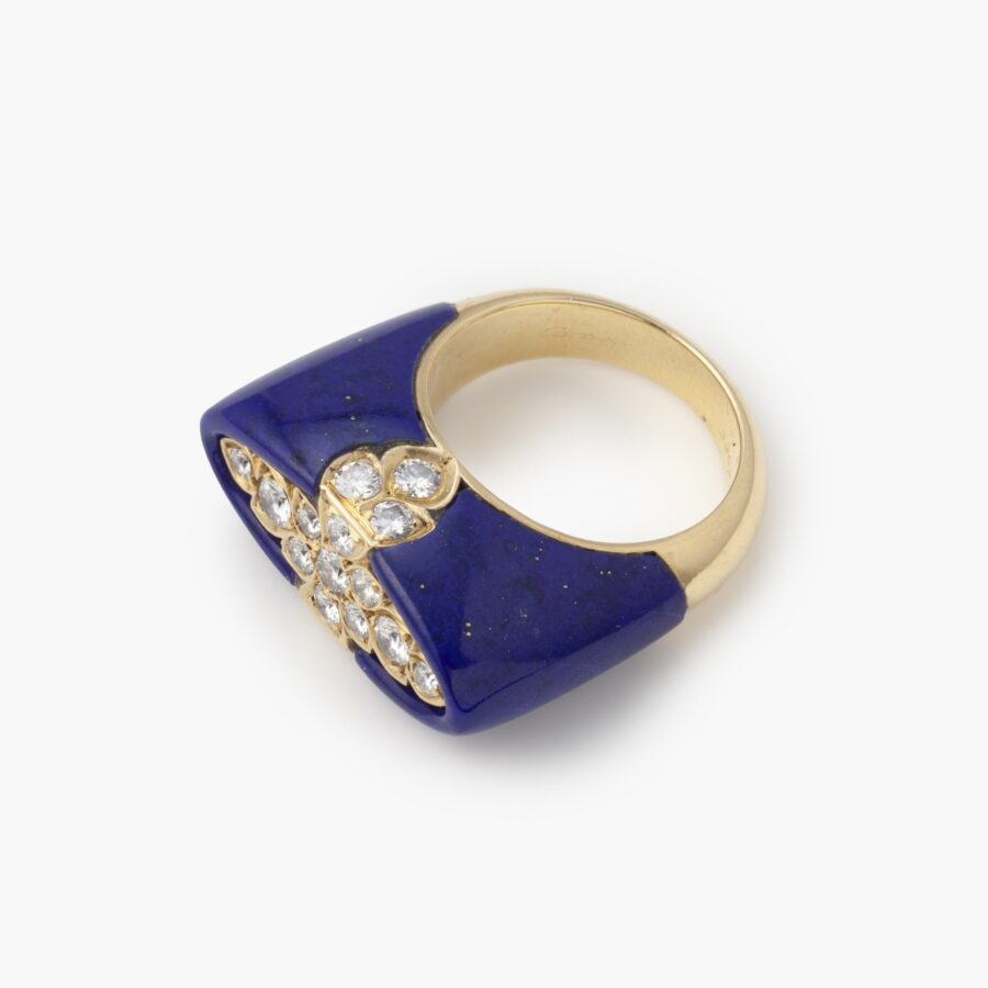 Een achttien karaat geelgouden “Hindu”-style ring; bezet met lapis lazuli en briljant geslepen diamanten. Gesigneerd Cartier, Parijs, ca 1980. 