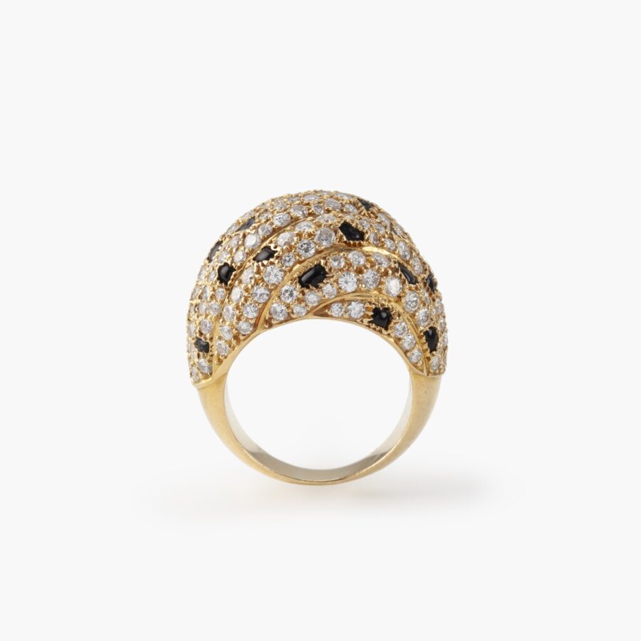 Een achttien karaat geelgouden ring, pavé bezet met briljant geslepen diamanten en onyx. Gesigneerd Cartier Paris, vervaardigd omstreeks 1995 en genummerd.