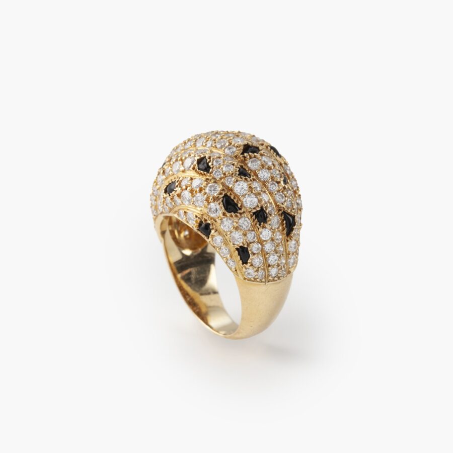 Een achttien karaat geelgouden ring, pavé bezet met briljant geslepen diamanten en onyx. Gesigneerd Cartier Paris, vervaardigd omstreeks 1995 en genummerd.