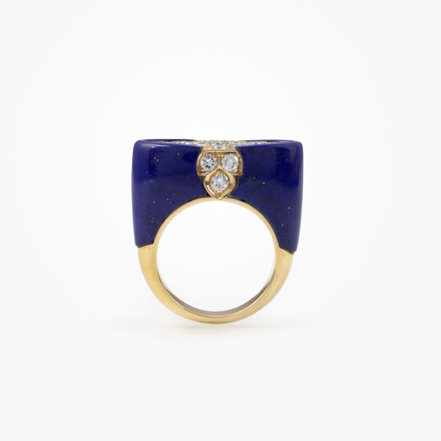 Een achttien karaat geelgouden “Hindu”-style ring; bezet met lapis lazuli en briljant geslepen diamanten. Gesigneerd Cartier, Parijs, ca 1980. 