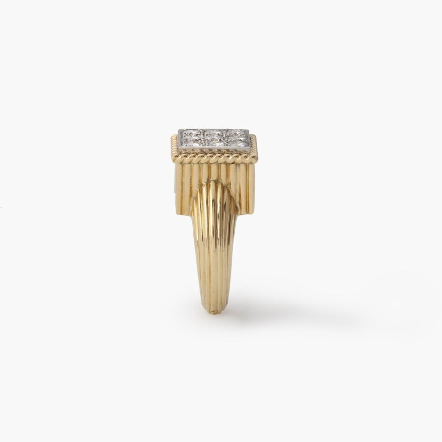 Een achttien karaat geelgoud en platina ring bezet met briljant geslepen diamanten. Gesigneerd Cartier Paris en genummerd, vervaardigd omstreeks 1970. 