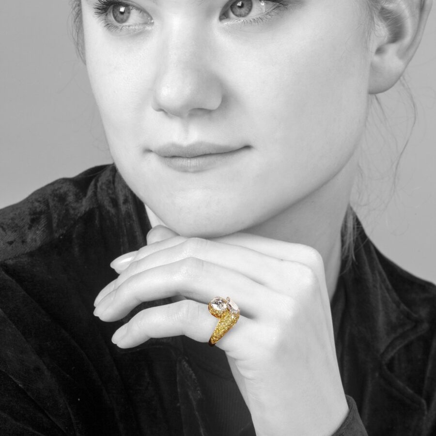 Een achttien karaat geelgouden ring ‘Toi et Moi’ bezet met twee druppel geslepen diamanten en met gele diamanten. Vervaardigd door Graff en genummerd.