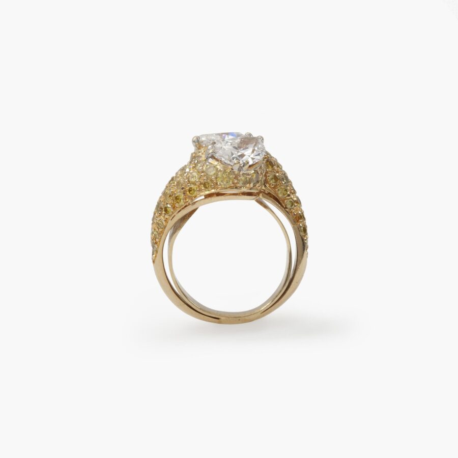 Een achttien karaat geelgouden ring ‘Toi et Moi’ bezet met twee druppel geslepen diamanten en met gele diamanten. Vervaardigd door Graff en genummerd.