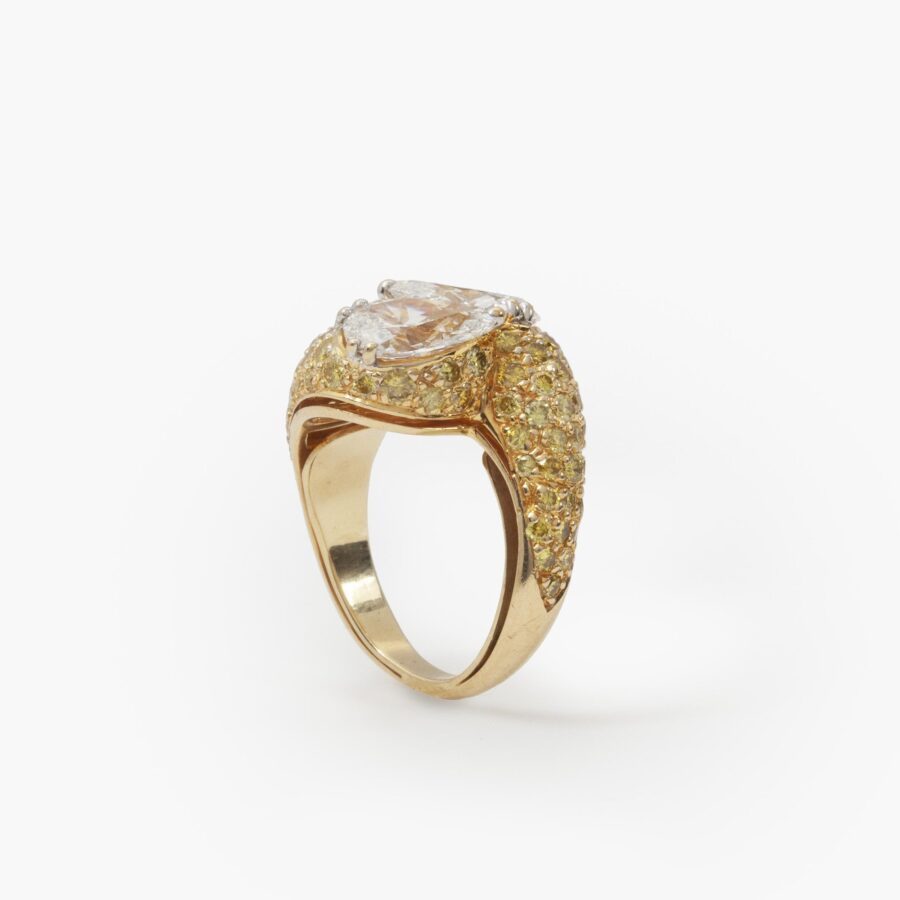 Een achttien karaat geelgouden ring ‘Toi et Moi’ bezet met twee druppel geslepen diamanten en met gele diamanten. Vervaardigd door Graff en genummerd.