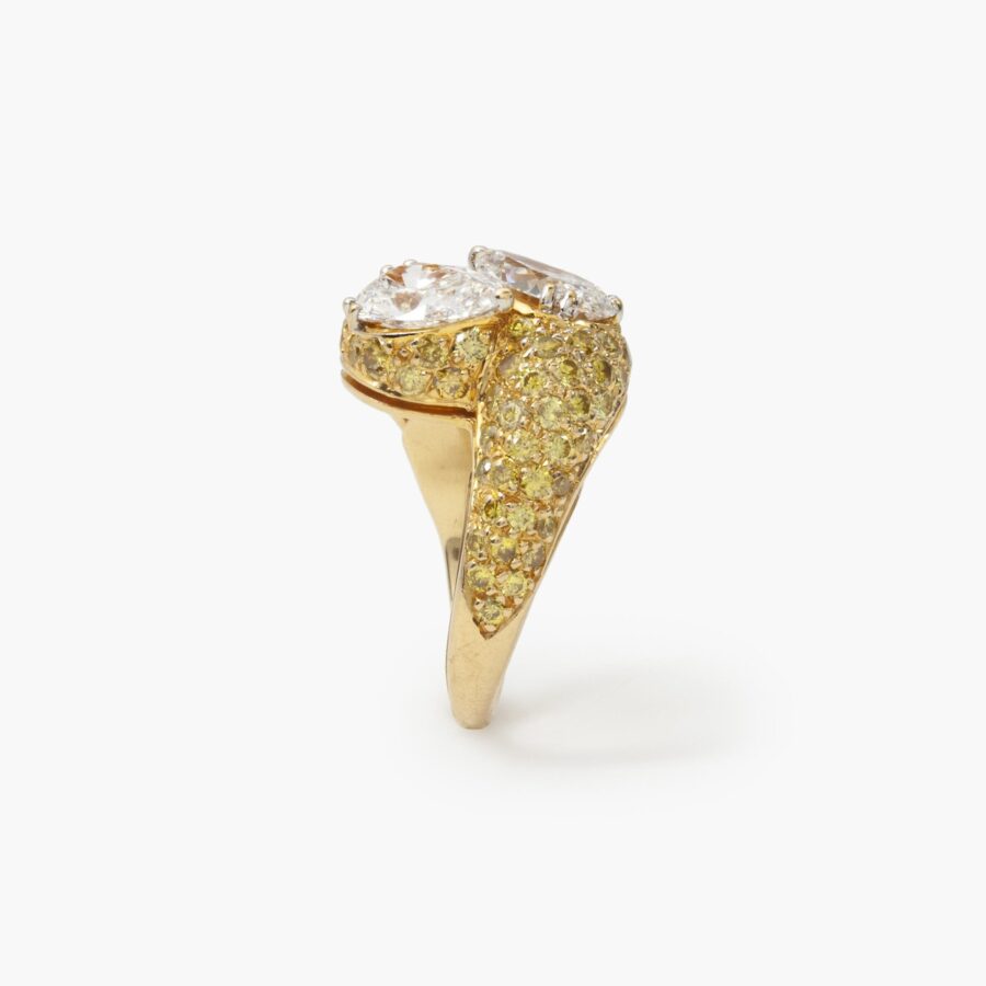 Een achttien karaat geelgouden ring ‘Toi et Moi’ bezet met twee druppel geslepen diamanten en met gele diamanten. Vervaardigd door Graff en genummerd.