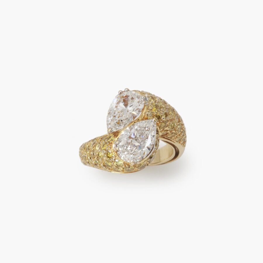 Een achttien karaat geelgouden ring ‘Toi et Moi’ bezet met twee druppel geslepen diamanten en met gele diamanten. Vervaardigd door Graff en genummerd.