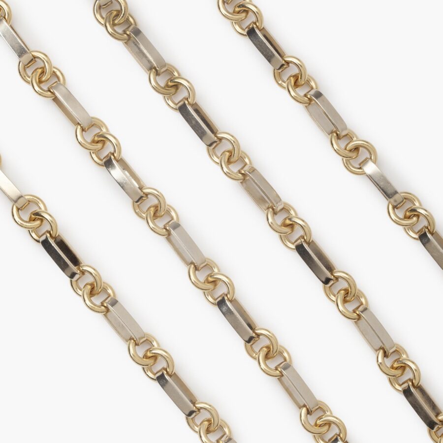 Een achttien karaat geel- en witgouden sautoir aan een witgouden plat karabijnslot. Gesigneerd Van Cleef & Arpels en genummerd.