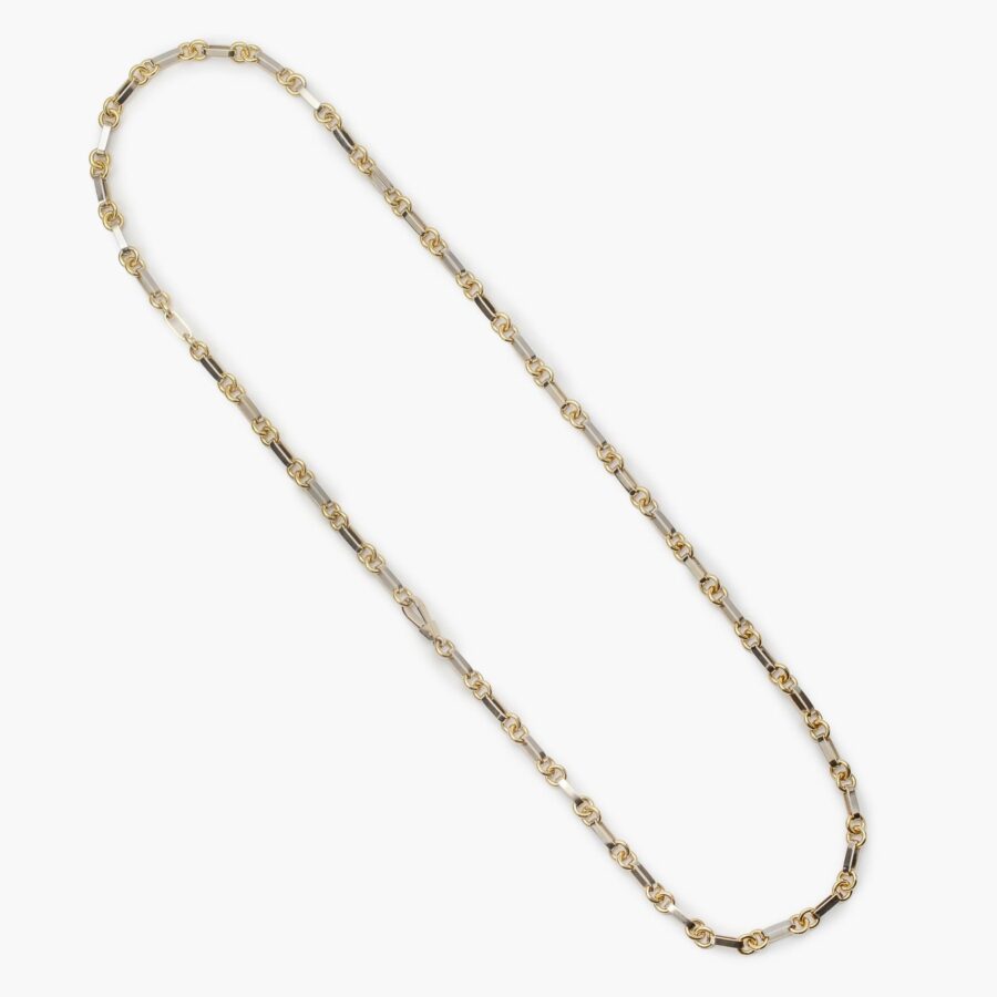 Een achttien karaat geel- en witgouden sautoir aan een witgouden plat karabijnslot. Gesigneerd Van Cleef & Arpels en genummerd.