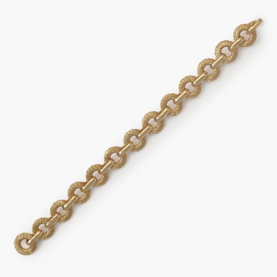 Een achttien karaat geelgouden armband bestaande uit dertien van gouddraad geweven schakels. Gesigneerd Fred, vervaardigd ca 1970 door Georges Lenfant.