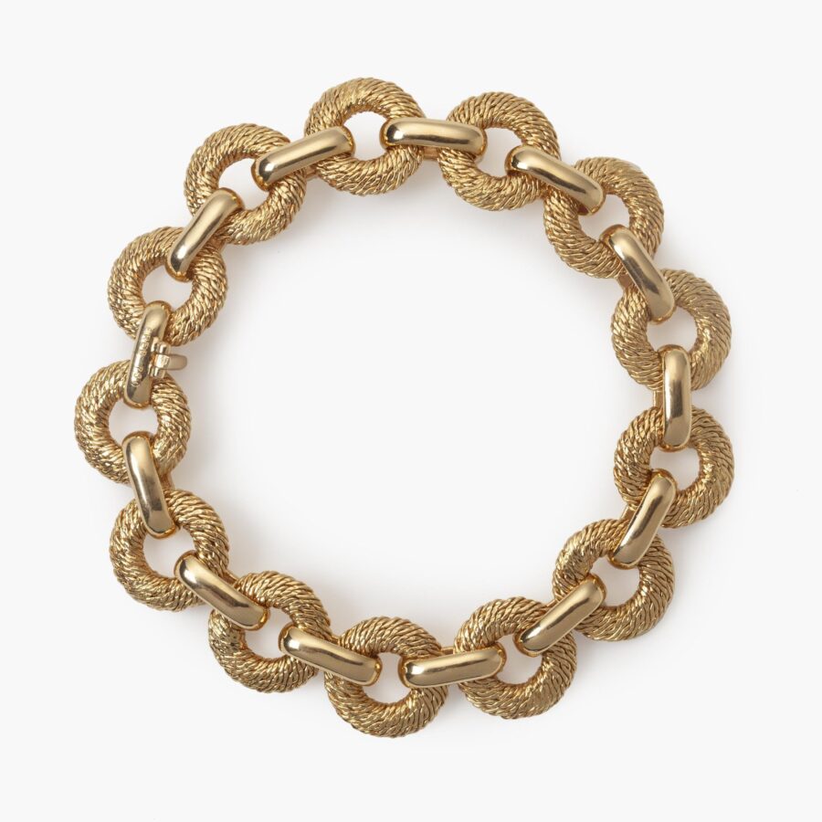 Een achttien karaat geelgouden armband bestaande uit dertien van gouddraad geweven schakels. Gesigneerd Fred, vervaardigd ca 1970 door Georges Lenfant.