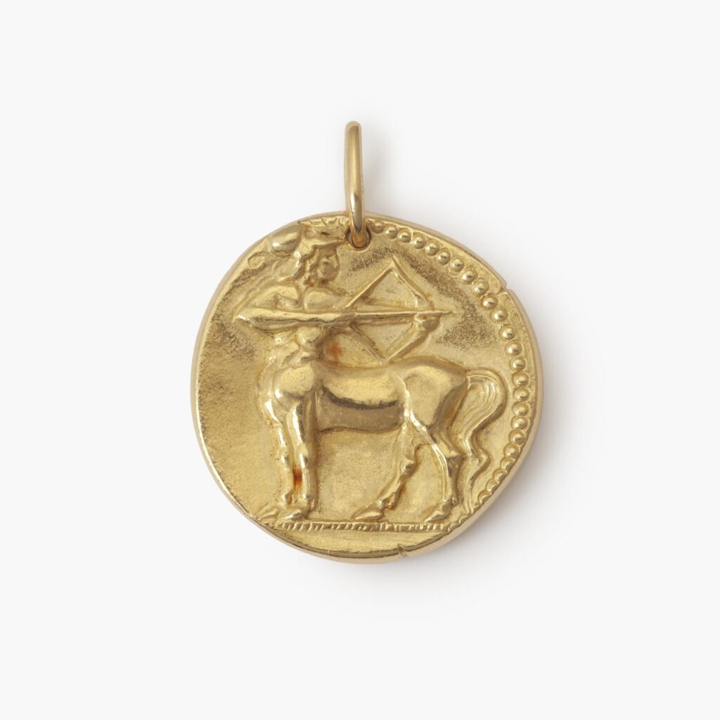 Een achttien karaat geelgouden ronde hanger met het sterrenbeeld boogschutter. Gesigneerd Van Cleef & Arpels, Parijs, ca 1970. Door Georges Lenfant, Parijs.