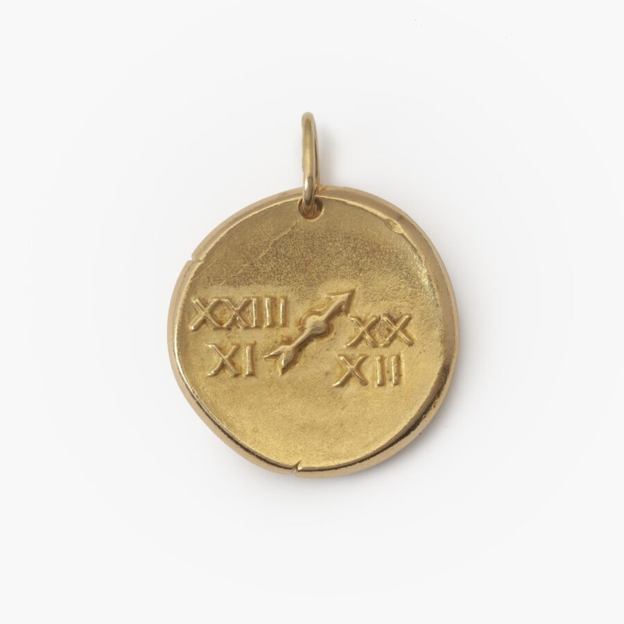 Een achttien karaat geelgouden ronde hanger met het sterrenbeeld boogschutter. Gesigneerd Van Cleef & Arpels, Parijs, ca 1970. Door Georges Lenfant, Parijs.