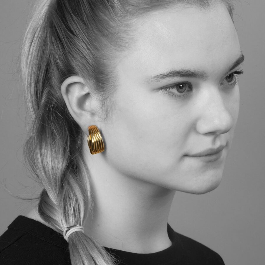 Een paar achttien karaat geelgouden oorclips, gesigneerd Van Cleef & Arpels en genummerd. Vervaardigd in Parijs, omstreeks 1990 door A. Vassort, Parijs.