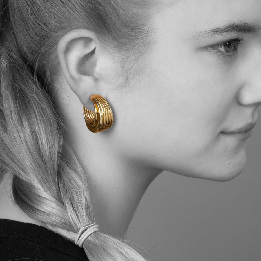 Een paar achttien karaat geelgouden oorclips, gesigneerd Van Cleef & Arpels en genummerd. Vervaardigd in Parijs, omstreeks 1990 door A. Vassort, Parijs.