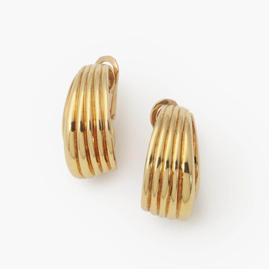 Een paar achttien karaat geelgouden oorclips, gesigneerd Van Cleef & Arpels en genummerd. Vervaardigd in Parijs, omstreeks 1990 door A. Vassort, Parijs.