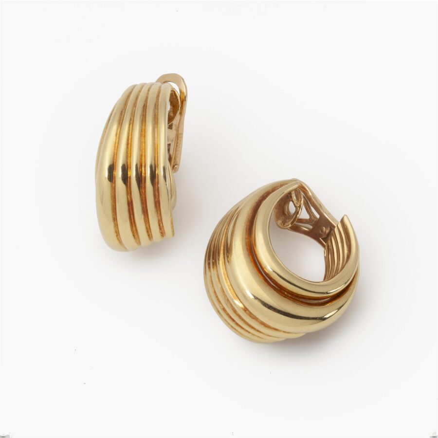 Een paar achttien karaat geelgouden oorclips, gesigneerd Van Cleef & Arpels en genummerd. Vervaardigd in Parijs, omstreeks 1990 door A. Vassort, Parijs.