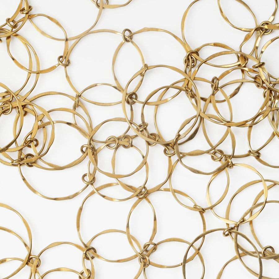 Een achttien karaat geelgouden collier en bijpassende armband bestaande uit vele ringen. Gesigneerd Cartier en genummerd. Vervaardigd omstreeks 1980.