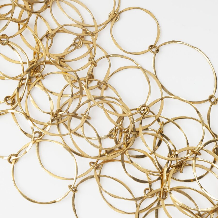 Een achttien karaat geelgouden collier en bijpassende armband bestaande uit vele ringen. Gesigneerd Cartier en genummerd. Vervaardigd omstreeks 1980.